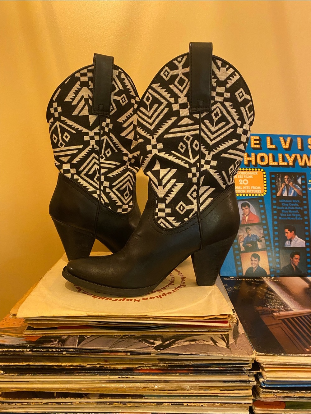 Vintage Black & White Aztec Western Heeled Boots size 8 women